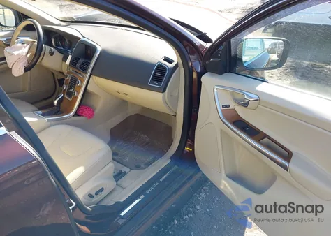 2016 Volvo Xc60 T5 Premier z USA, uszkodzony, nr VIN YV4612RKXG2856912